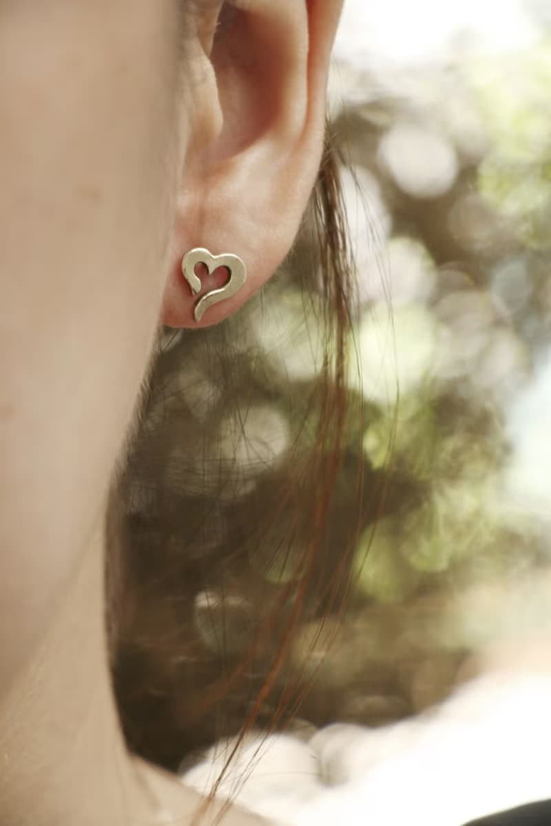 Heart Stud Earrings minimalist Earrings tiny Heart Studs birthday Gift For Her耳環