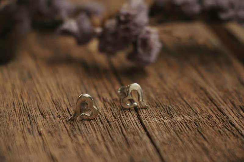 Heart Stud Earrings minimalist Earrings tiny Heart Studs birthday Gift For Her耳環