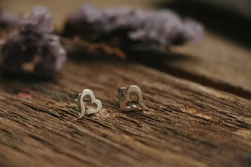 Heart Stud Earrings minimalist Earrings tiny Heart Studs birthday Gift For Her耳環