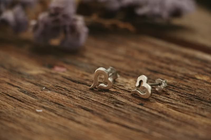 Heart Stud Earrings minimalist Earrings tiny Heart Studs birthday Gift For Her耳環