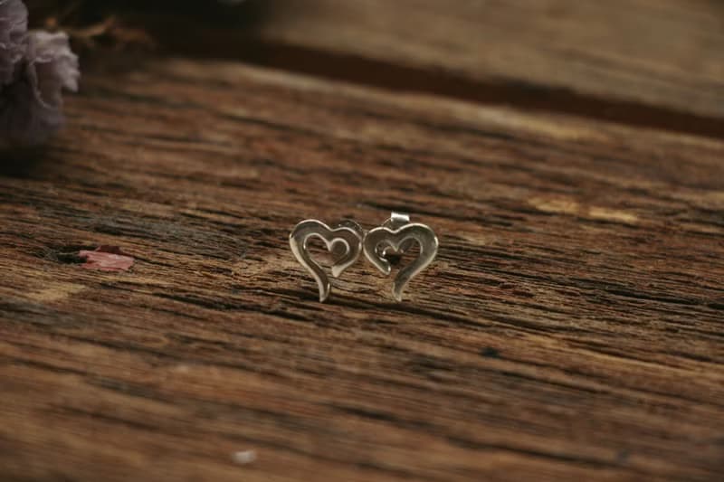 Heart Stud Earrings minimalist Earrings tiny Heart Studs birthday Gift For Her耳環