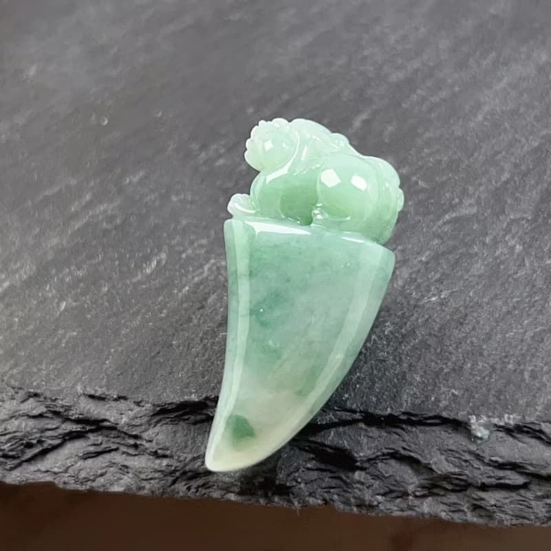 【無往不利】飄綠花翡翠巧雕貔貅龍牙項鍊 | 天然緬甸玉翡翠A貨