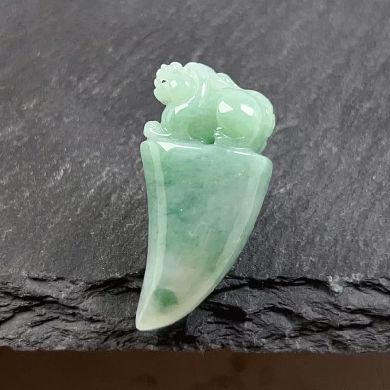 【無往不利】飄綠花翡翠巧雕貔貅龍牙項鍊 | 天然緬甸玉翡翠A貨