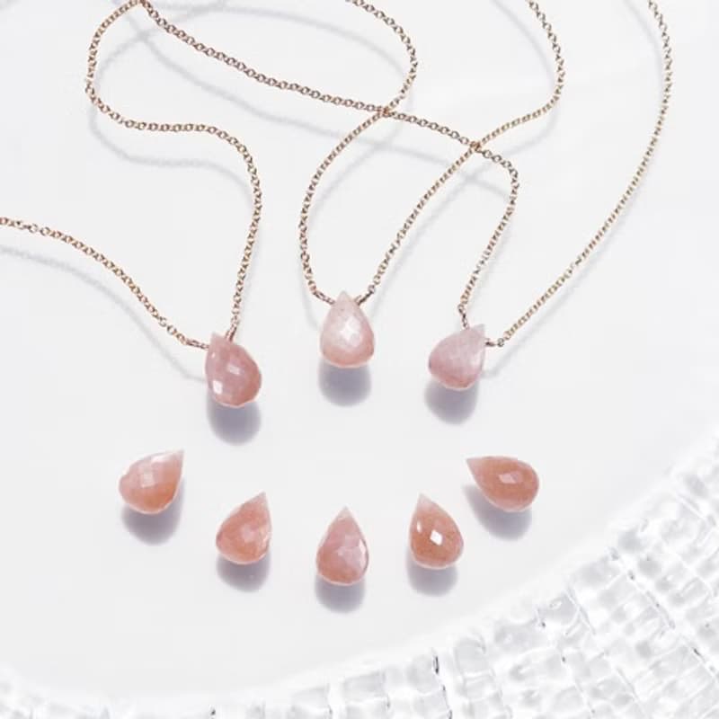 ぷっくりドロップ・ピーチムーンストーンのドロップネックレス　Frances