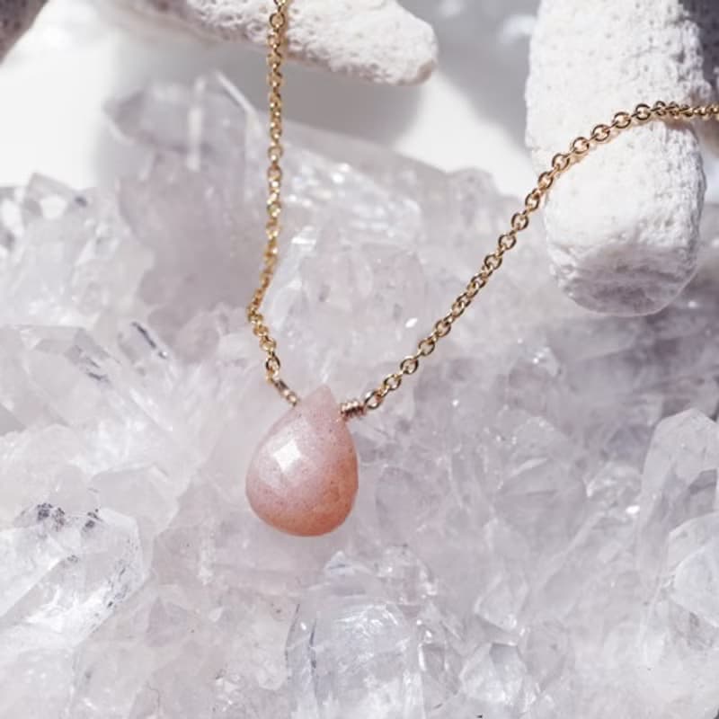 ぷっくりドロップ・ピーチムーンストーンのドロップネックレス　Frances