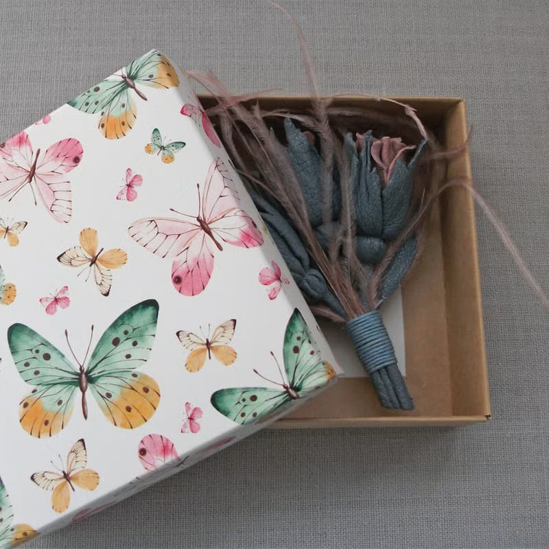Leather brooch with a bouquet of roses and ostrich feathers