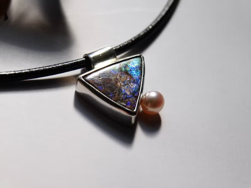 加拿大彩班石Ammolite-925純銀包鑲項鍊-藍紫綠色三角墜