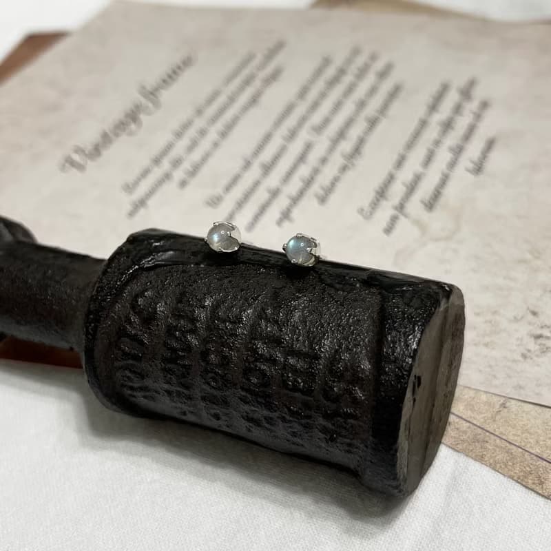 ll 4mm拉長石純銀耳環 ll 925純銀貼耳耳針 ER-00036