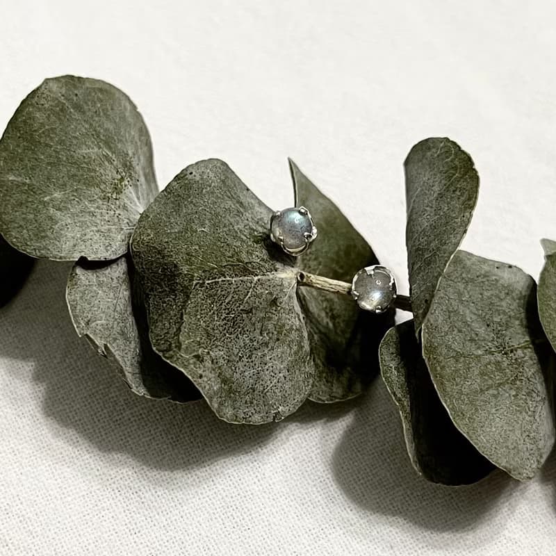 ll 4mm拉長石純銀耳環 ll 925純銀貼耳耳針 ER-00036