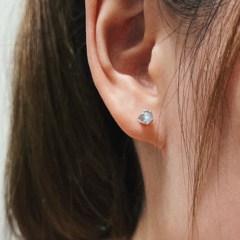 ll 4mm拉長石純銀耳環 ll 925純銀貼耳耳針 ER-00036