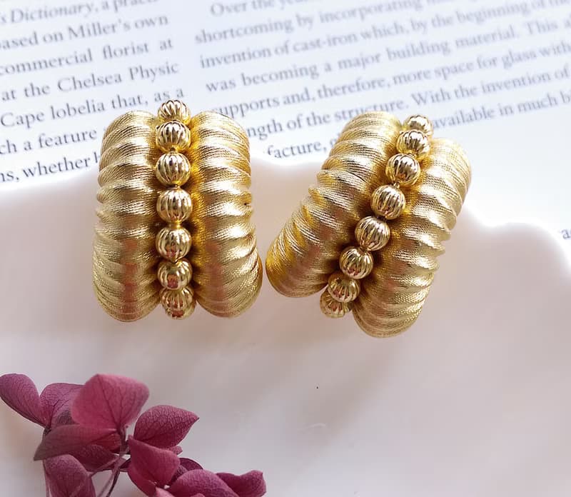 Vintage Jewelry 西洋古董飾品 金色調 細緻啞光彎管 針式耳環