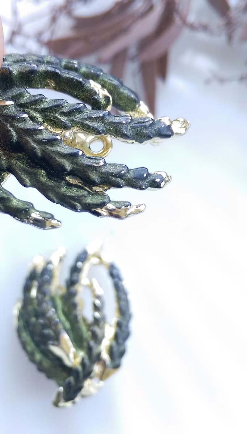 【西洋古董飾品 】針葉 立體 花形爪 個性  夾式耳環
