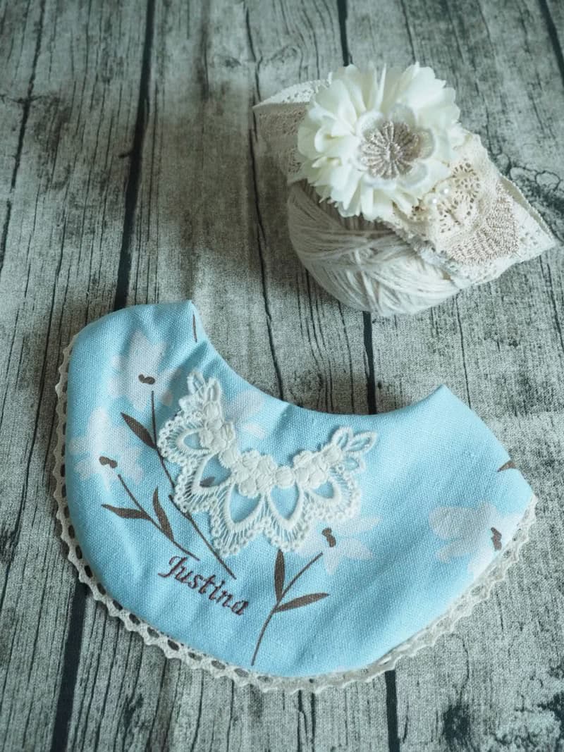 優雅粉藍小白花 嬰兒小童刺繡圍兜口水肩彈性髮帶套裝 彌月禮物