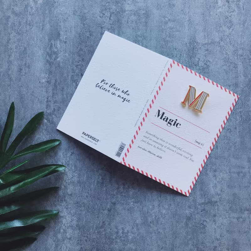 M / Magic -琺瑯徽章卡－附信封 開學季 情人卡 萬用字母卡
