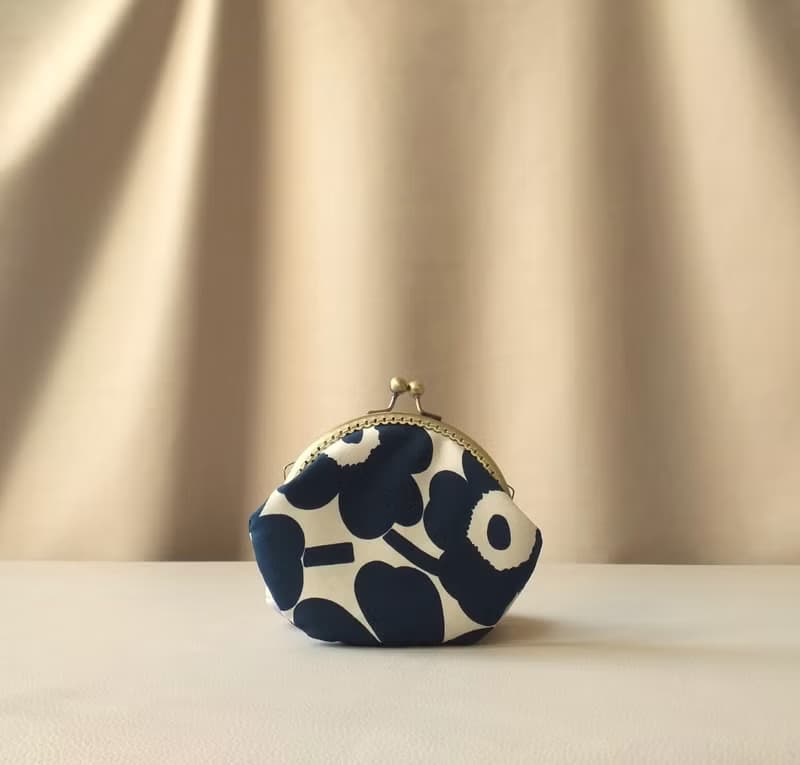 奶茶與墨藍- 限量 Marimekko布料 餅乾口金包 / 小物耳機飾品 收