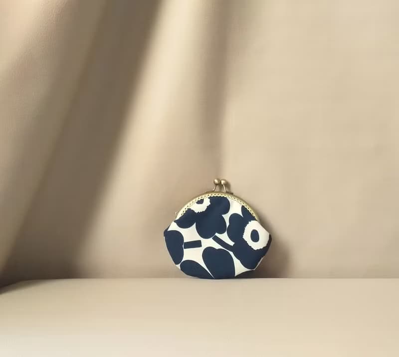 奶茶與墨藍- 限量 Marimekko布料 餅乾口金包 / 小物耳機飾品 收