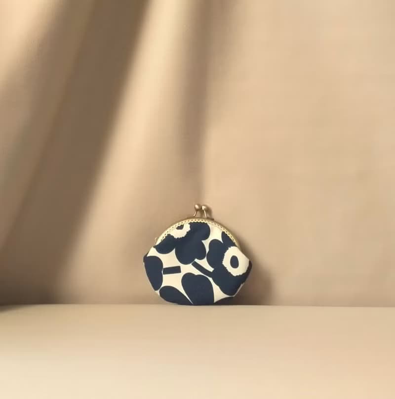 奶茶與墨藍- 限量 Marimekko布料 餅乾口金包 / 小物耳機飾品 收