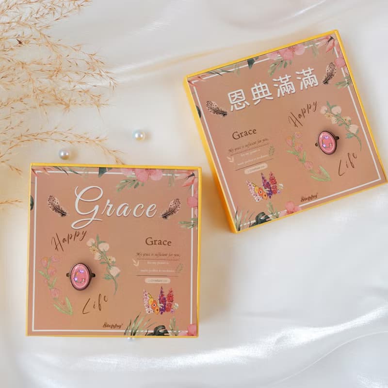 【祝福禮盒】 恩典滿滿絲巾配英文字G絲巾扣禮盒 - GRACE