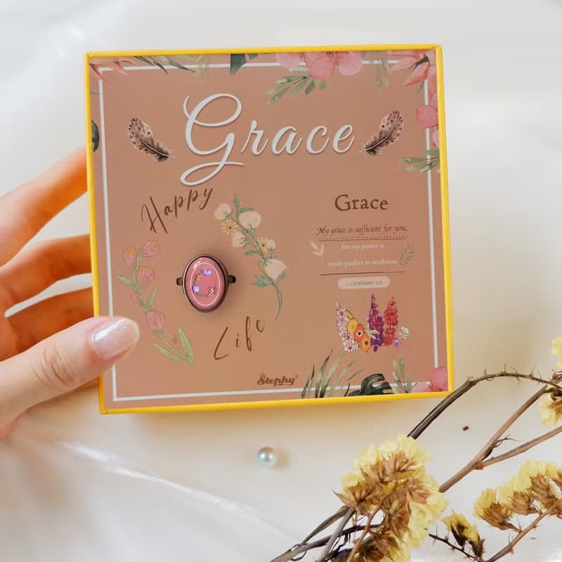 【祝福禮盒】 恩典滿滿絲巾配英文字G絲巾扣禮盒 - GRACE