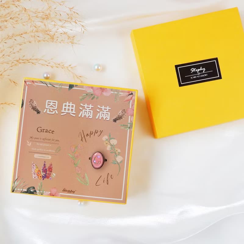 【祝福禮盒】 恩典滿滿絲巾配英文字G絲巾扣禮盒 - GRACE