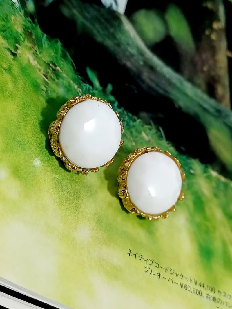 vintage jewelry  白色塑料圓形夾式耳環
