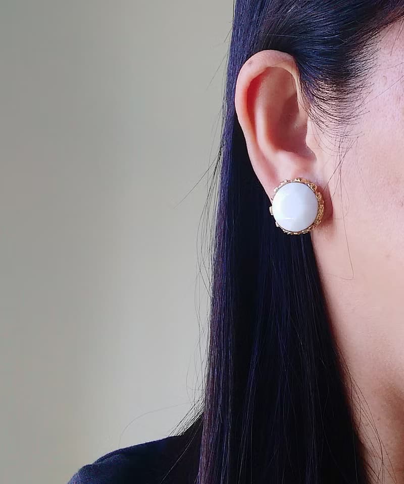 vintage jewelry  白色塑料圓形夾式耳環
