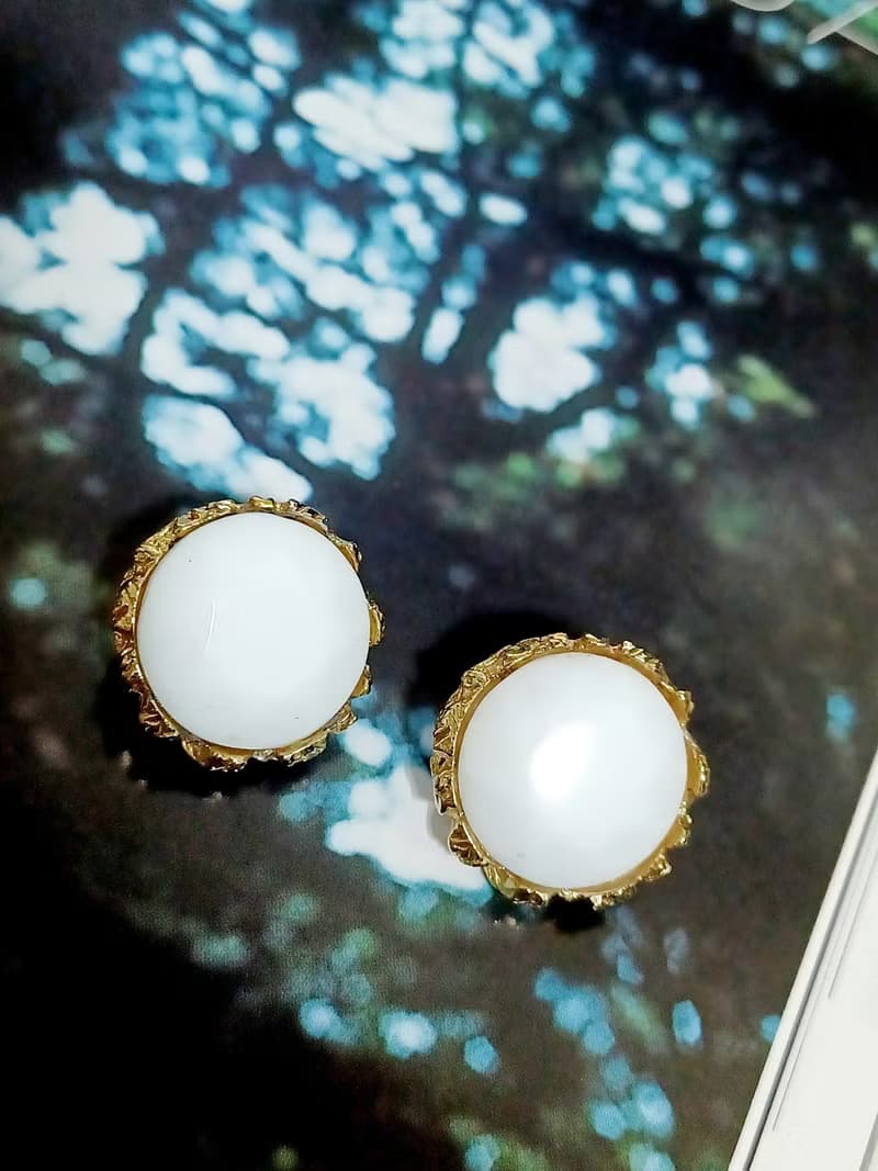 vintage jewelry  白色塑料圓形夾式耳環