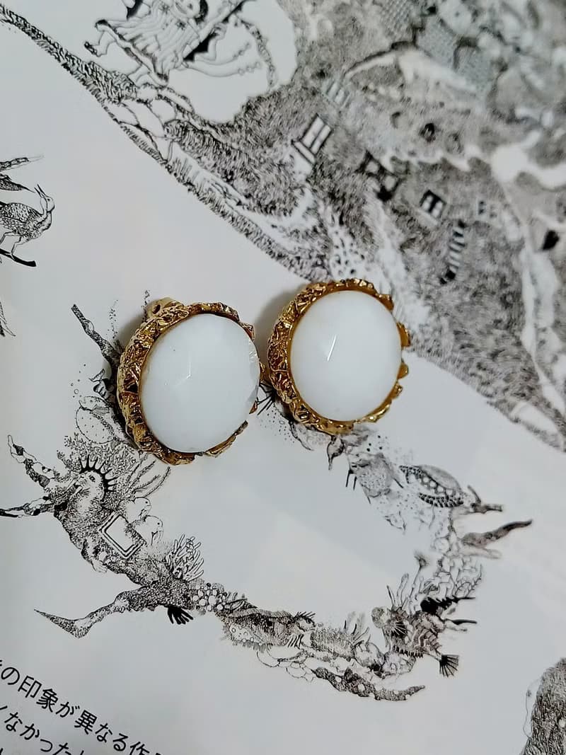 vintage jewelry  白色塑料圓形夾式耳環