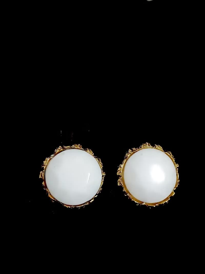 vintage jewelry  白色塑料圓形夾式耳環
