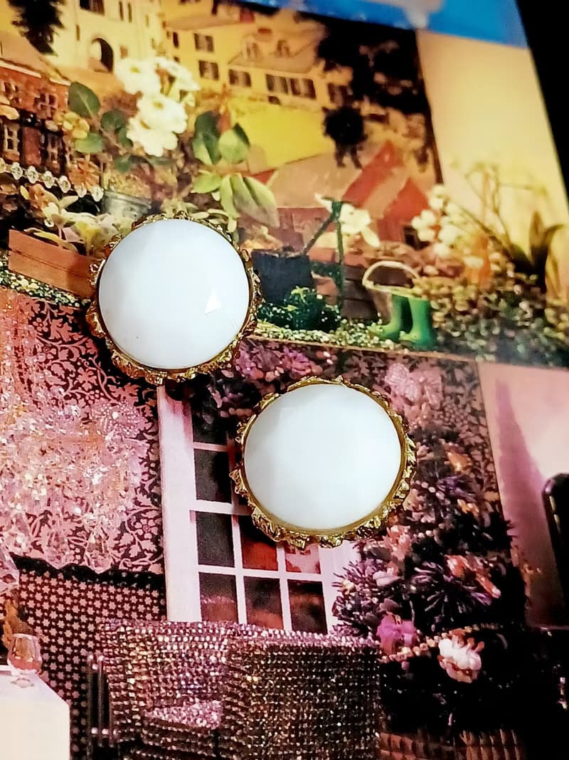 vintage jewelry  白色塑料圓形夾式耳環