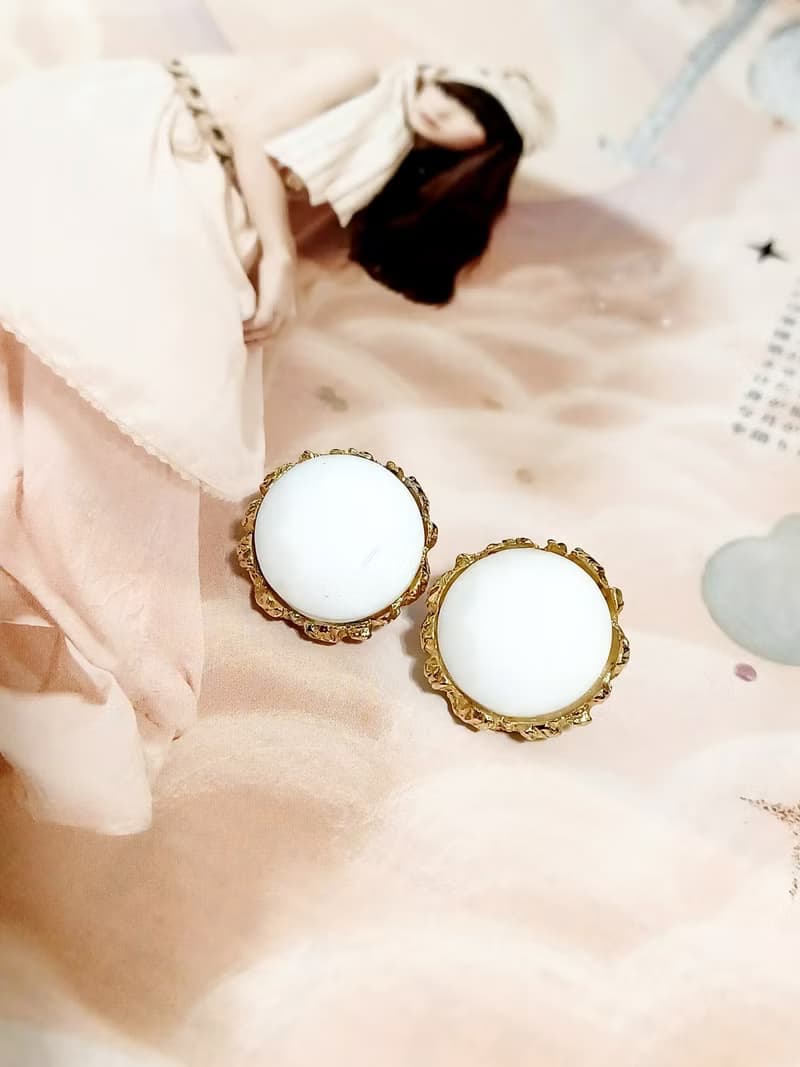 vintage jewelry  白色塑料圓形夾式耳環