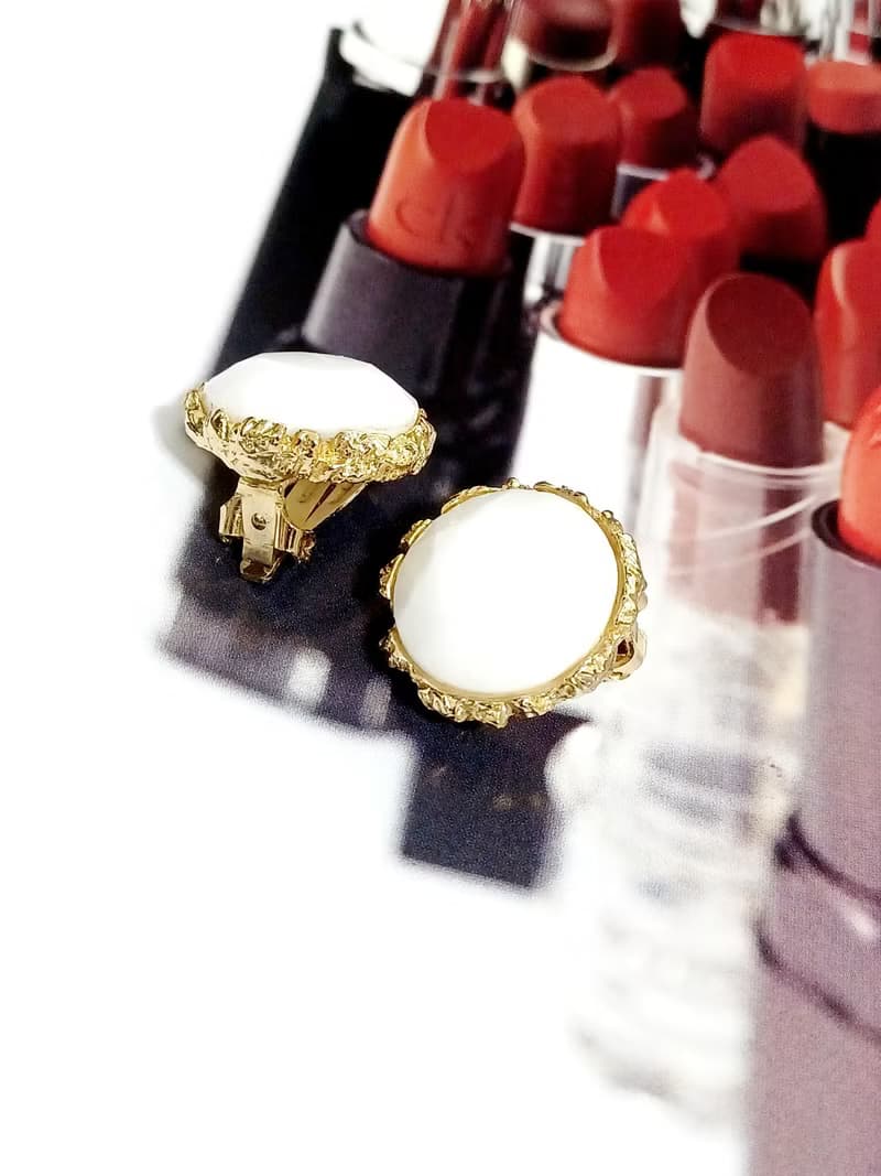 vintage jewelry  白色塑料圓形夾式耳環
