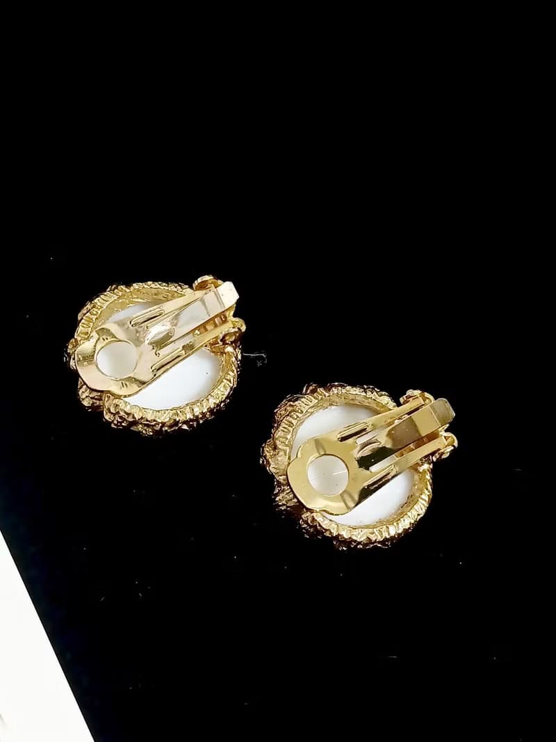 vintage jewelry  白色塑料圓形夾式耳環
