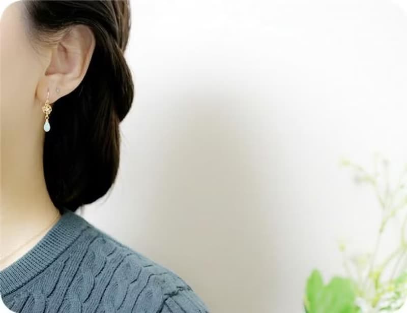 薔薇とオパールのピアス　イヤリング可　10月誕生石
