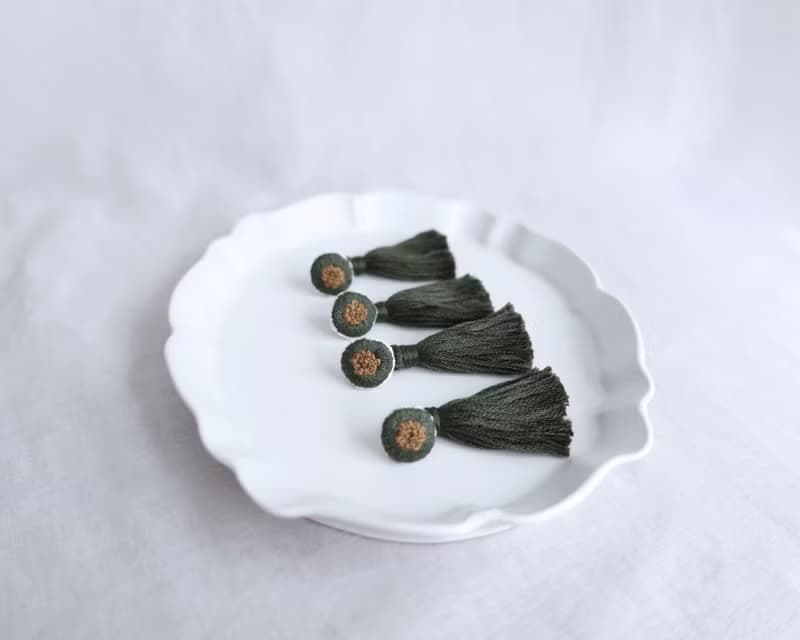 糰子花流蘇 墨綠・手工刺繡耳環
