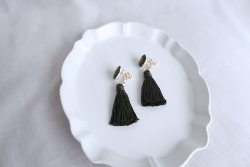 糰子花流蘇 墨綠・手工刺繡耳環