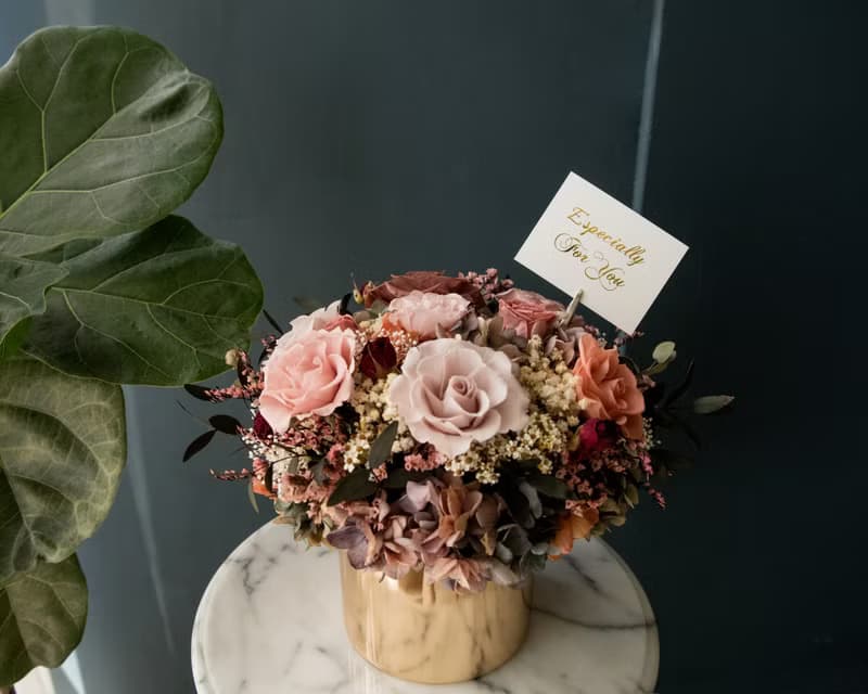 畢業花禮落日楓光秋天紅橘大地色系永生花玫瑰花銅金花盆