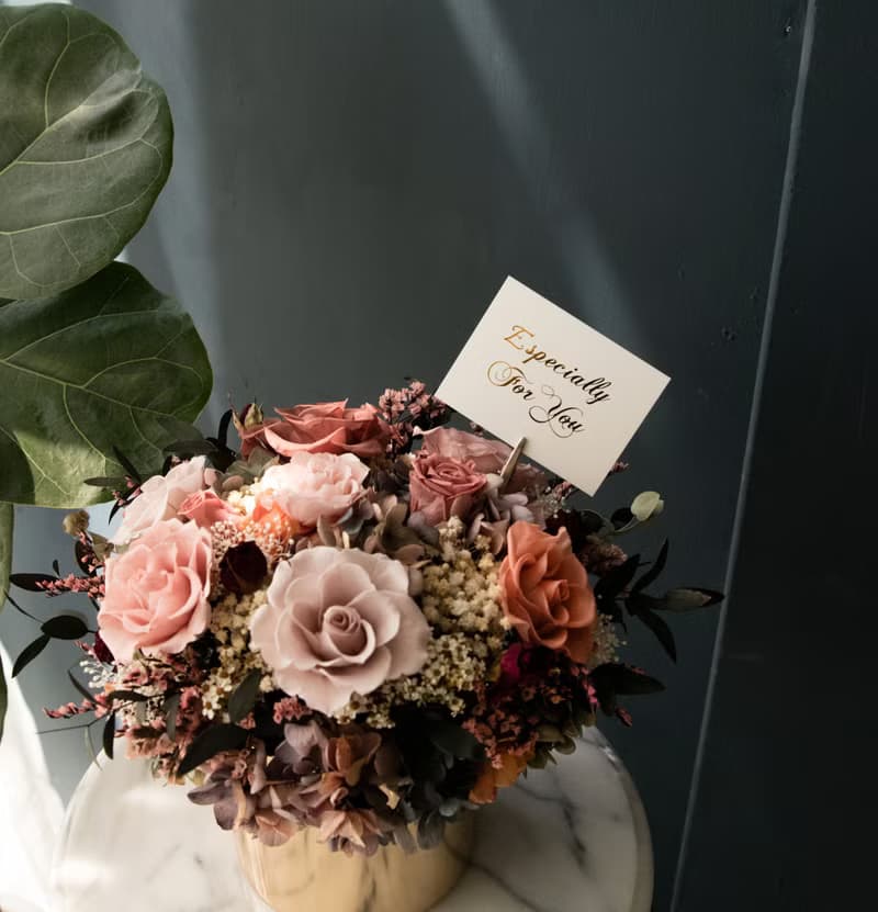 畢業花禮落日楓光秋天紅橘大地色系永生花玫瑰花銅金花盆