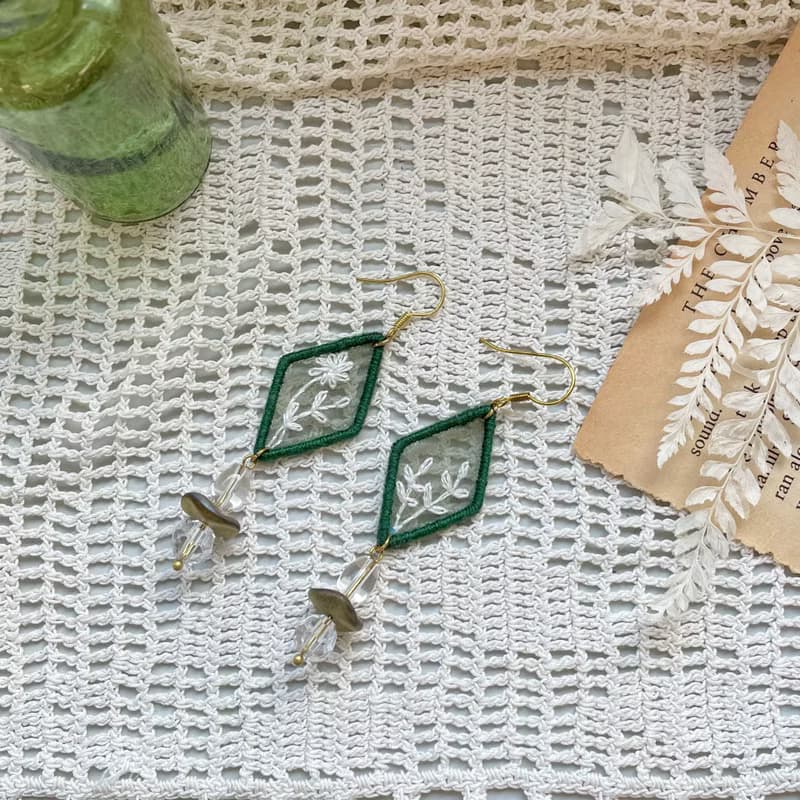 手作刺繡//雪之花耳環/綠//可改夾式