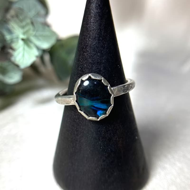 海洋之心 純銀手工鑲嵌天然貝殼 鍛敲水波紋戒指