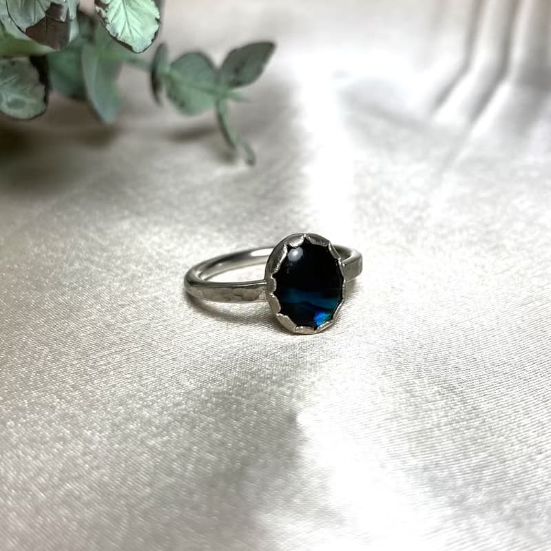 海洋之心 純銀手工鑲嵌天然貝殼 鍛敲水波紋戒指