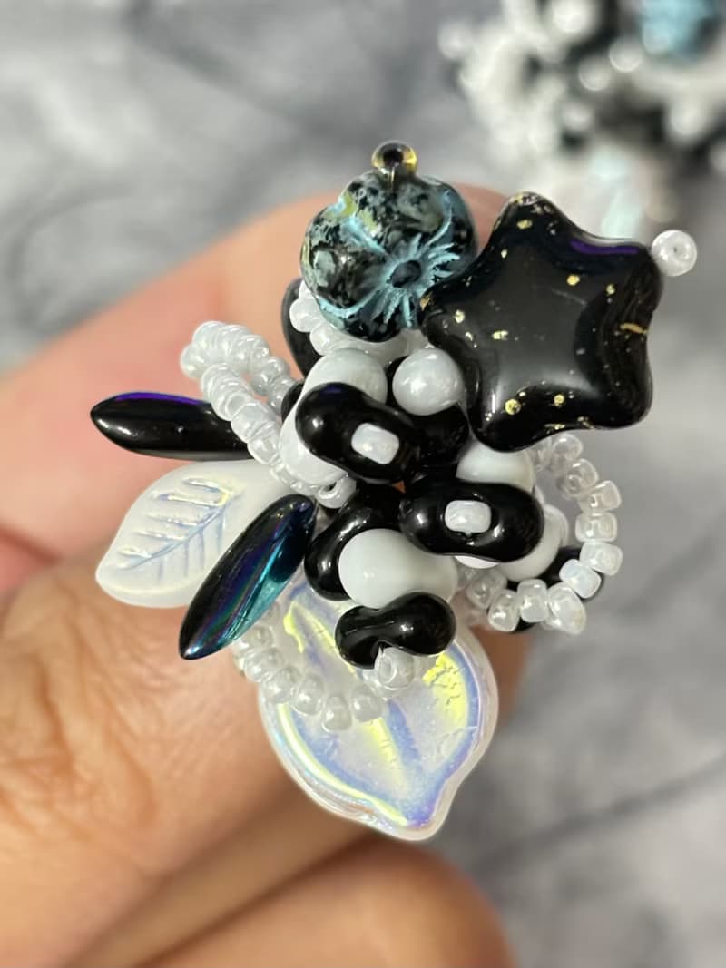 夜航星 串珠花朵耳釘 手作花叢耳飾 黑白花朵耳環
