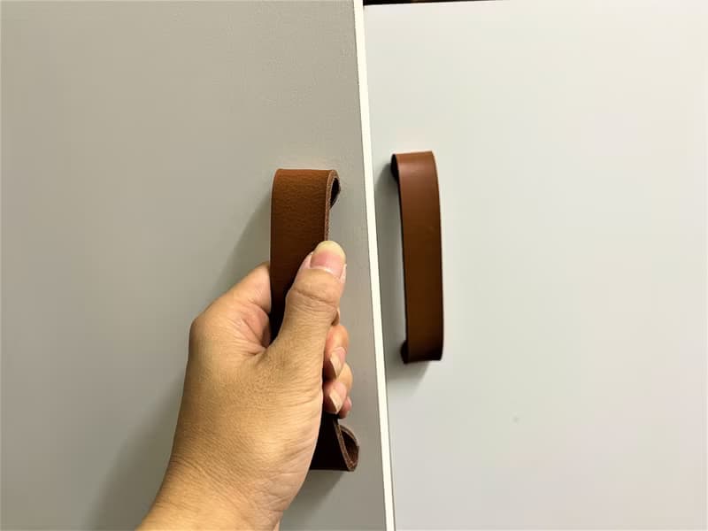 牛皮取手 //  衣櫃 //  櫃體 // 皮革把手 // 系統櫃 // 可訂製