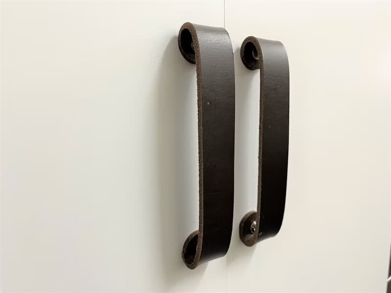 牛皮取手 //  衣櫃 //  櫃體 // 皮革把手 // 系統櫃 // 可訂製