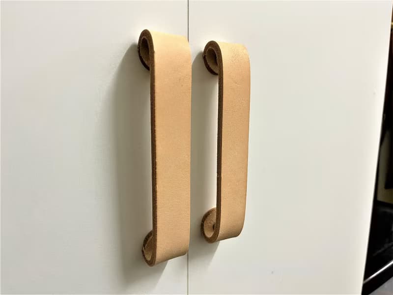 牛皮取手 //  衣櫃 //  櫃體 // 皮革把手 // 系統櫃 // 可訂製