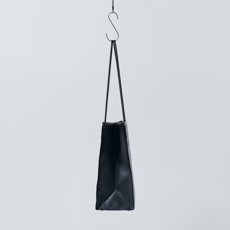 【shopper bag 横 black】トートバッグ/紙袋/ラミネートキャンバス/持ち手レザー/シンプル/底鋲/自立/A4