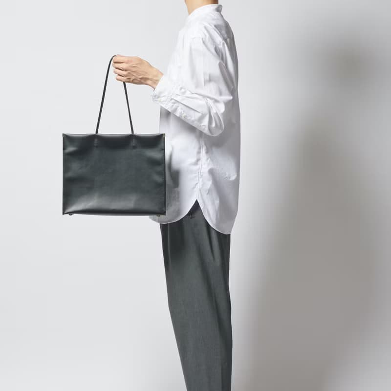 【shopper bag 横 black】トートバッグ/紙袋/ラミネートキャンバス/持ち手レザー/シンプル/底鋲/自立/A4