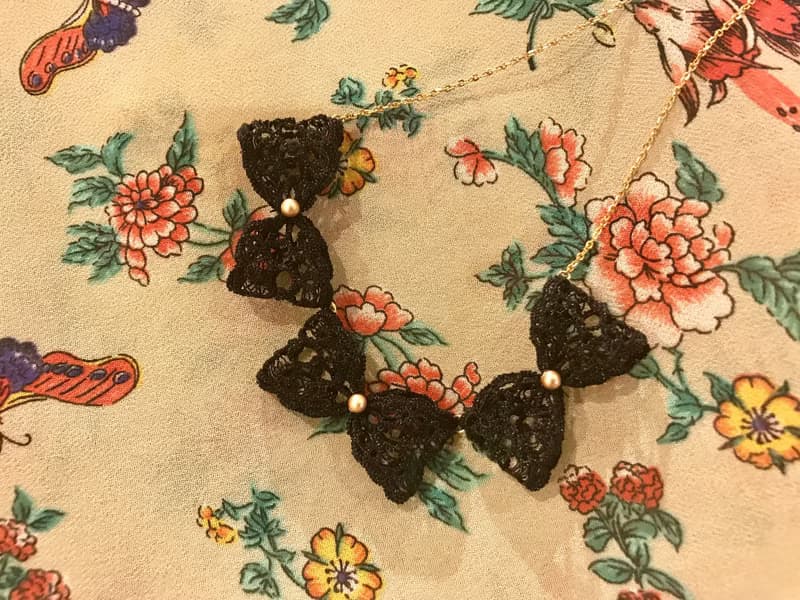 手織蕾絲立體蝴蝶結項鍊/ Swarovski珍珠 / 香檳金色 / 黑色