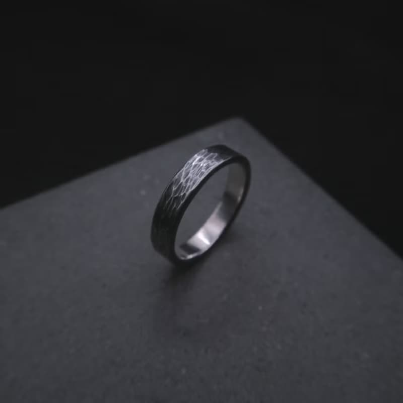 沙丘(黑) 純銀鍛敲戒指 - 寬4.5mm - 可免費修改戒圍一次