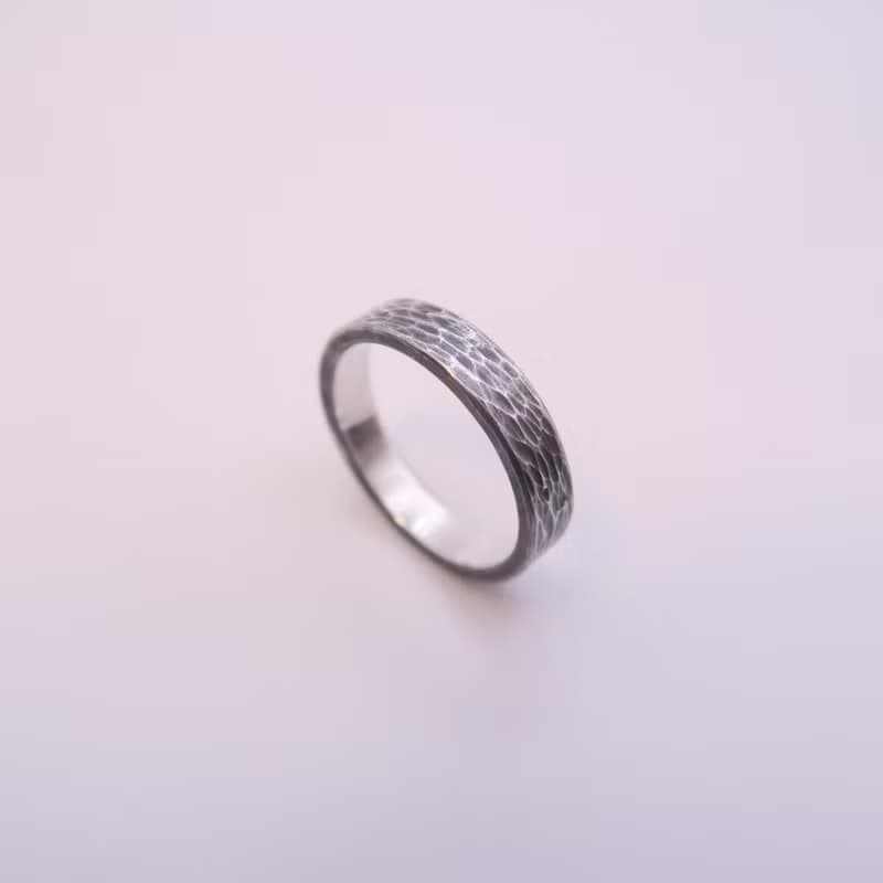 沙丘(黑) 純銀鍛敲戒指 - 寬4.5mm - 可免費修改戒圍一次